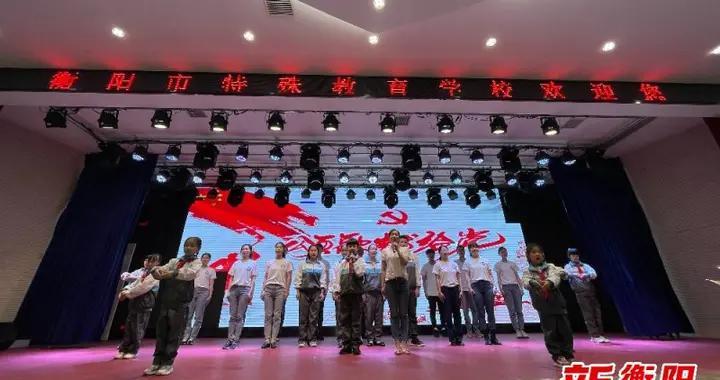 可爱女孩参加宴会