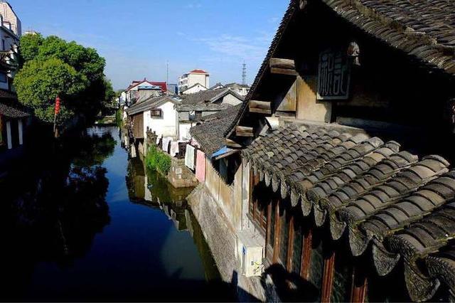 全程摇头晃脑，表情浮夸，虞书欣把“演技炸裂”玩出新花样